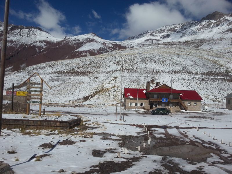 Snow covered mountain landscape on the road to Mendoza 到门多萨路上的雪帽山