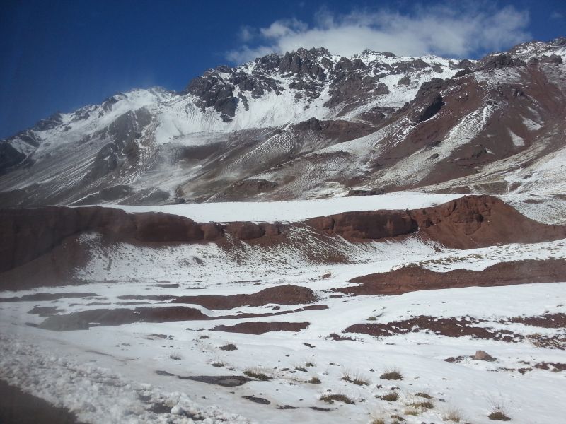 Snow covered mountain landscape on the road to Mendoza 到门多萨路上的雪帽山