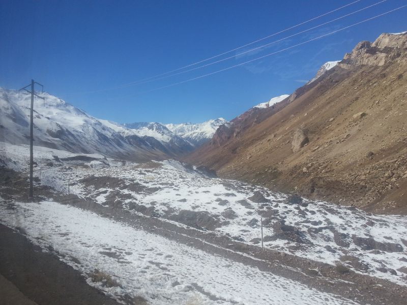 Snow covered mountain landscape on the road to Mendoza 到门多萨路上的雪帽山