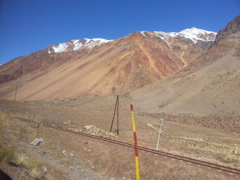 Bright colorful mountains on the road to Mendoza 到门多萨路上大放异彩的山脉