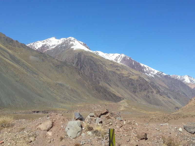 Bright colorful mountains on the road to Mendoza 到门多萨路上大放异彩的山脉