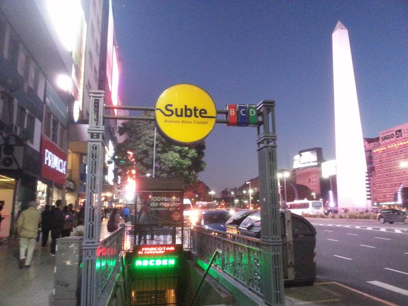 The Obelisk in the evening in Buenos Aires city center 布宜诺斯艾利斯市中心