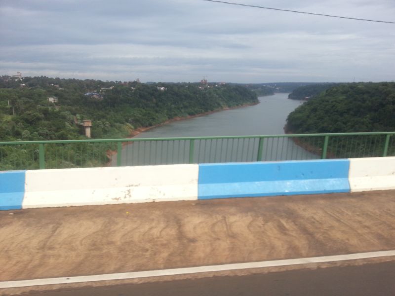 Crossing bridge over river marking the border between Argentina and Brazil 过阿根廷巴西河流界线