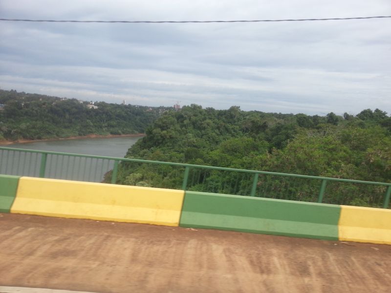 Crossing the river border into Brazil 跨以河为界大桥进入巴西