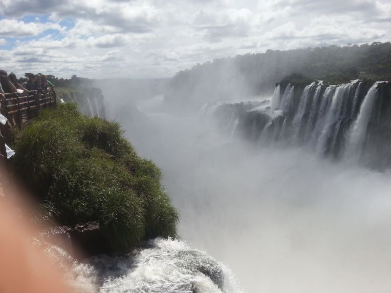 Iguazu Falls enveloped in mist 伊瓜苏瀑布水花如雾