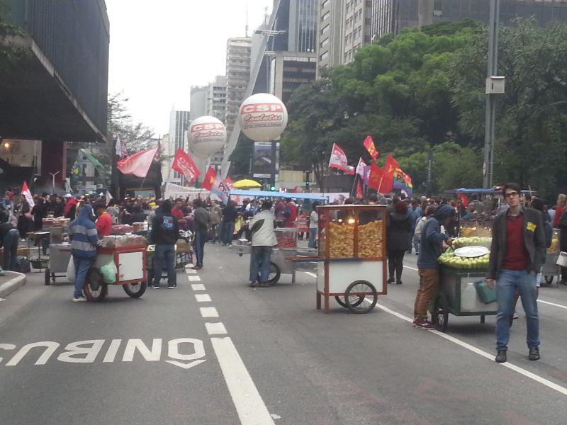 Protest on main streets of Sao Paolo city center 圣保罗市中心抗议人群堵住大道