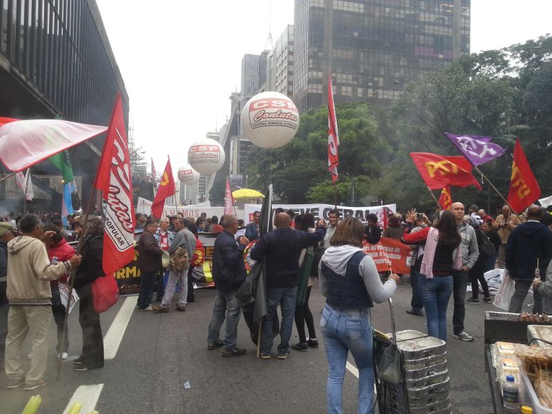 Protest on main streets of Sao Paolo city center 圣保罗市中心抗议人群堵住大道