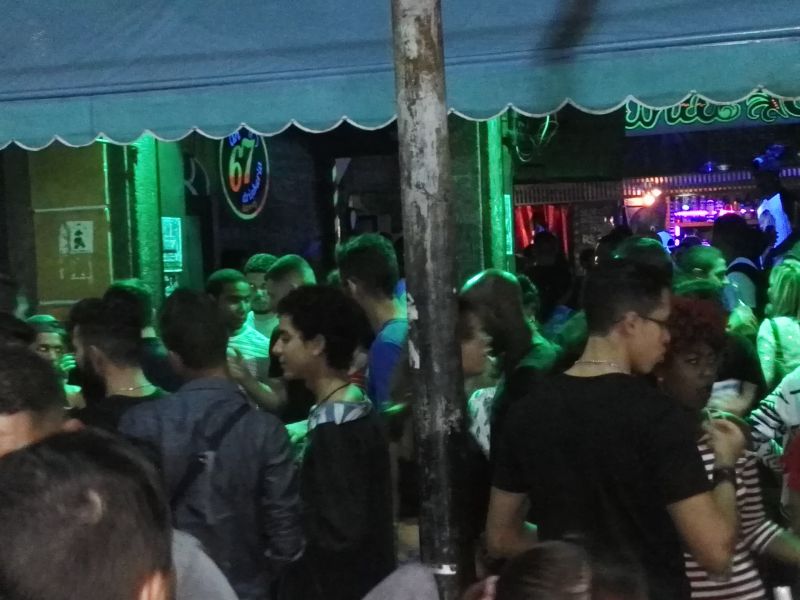 The jam-packed pub in Lapa 拉帕爆满的酒吧