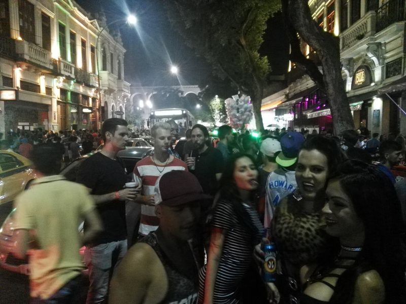 The jam-packed streets of Lapa 水泄不通的拉帕街道