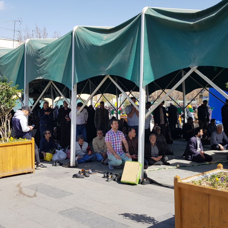 Locals praying in a tent 伊朗人在帐篷祈拜