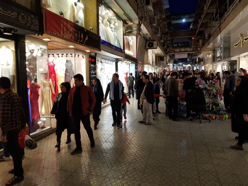 Evening dress in shop windows 店窗琳琅满目的晚装