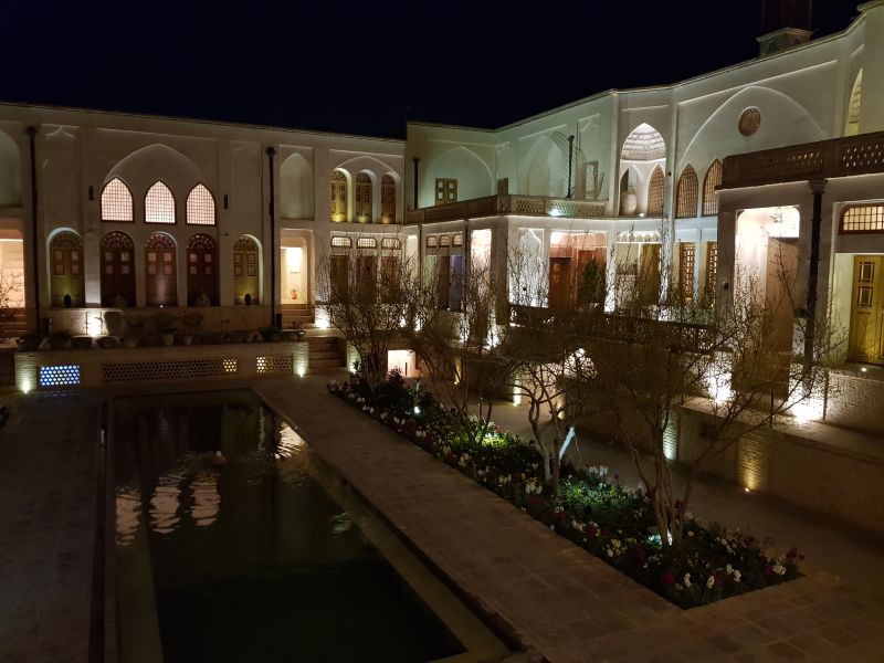 Dinner at a restaurant in a historial building 在古建筑享用晚餐