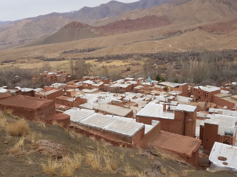 Red houses squeezed into the tight valley at Abyaneh 挤到峡谷内的红房子