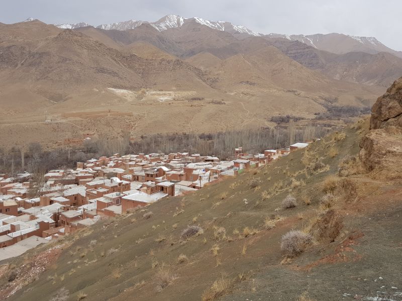 Red houses squeezed into the tight valley, snow cap at the distance 峡谷内的红房子, 远处的雪顶