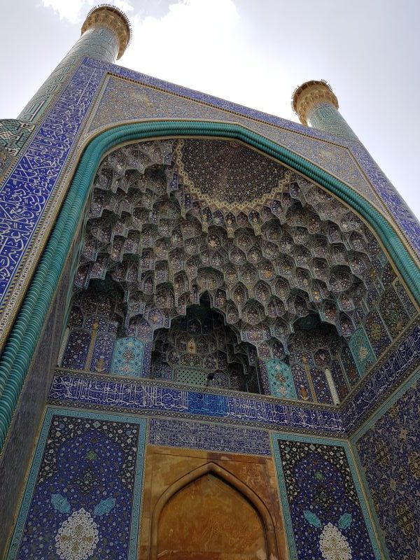 The intricate walls of these Islamic structures 墙体精美图案