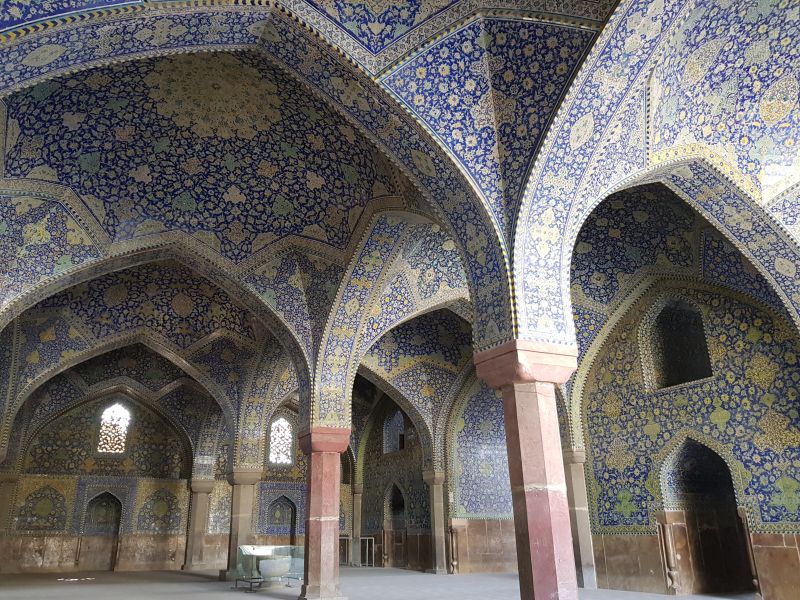 Intricate design of the inner hall of these Islamic structures 大堂内部精美图案