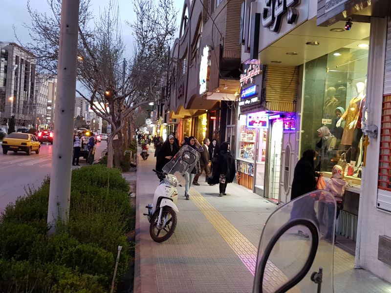 An upper classy shopping street in Isfahan 伊斯法罕高档购物街