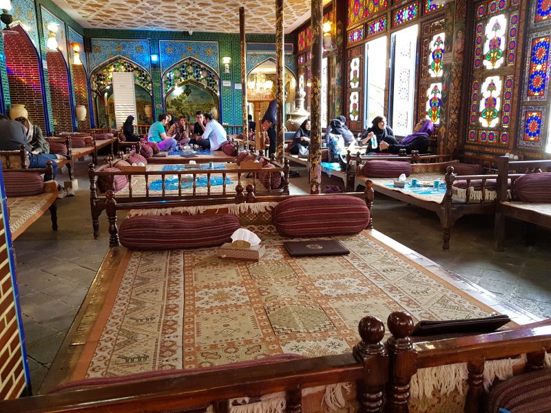 Dining beds in restaurants in Isfahan 伊斯法罕餐厅卧床吃饭