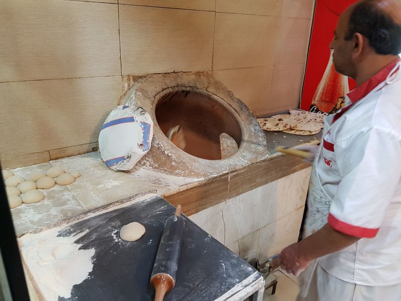 Bakery on Isfahan street 街上烤面包店