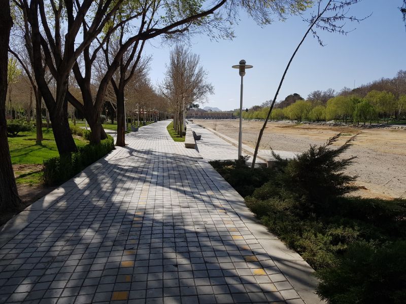 Park along the Si O Seh Bridge and the dry river bed 四世桥和干河床