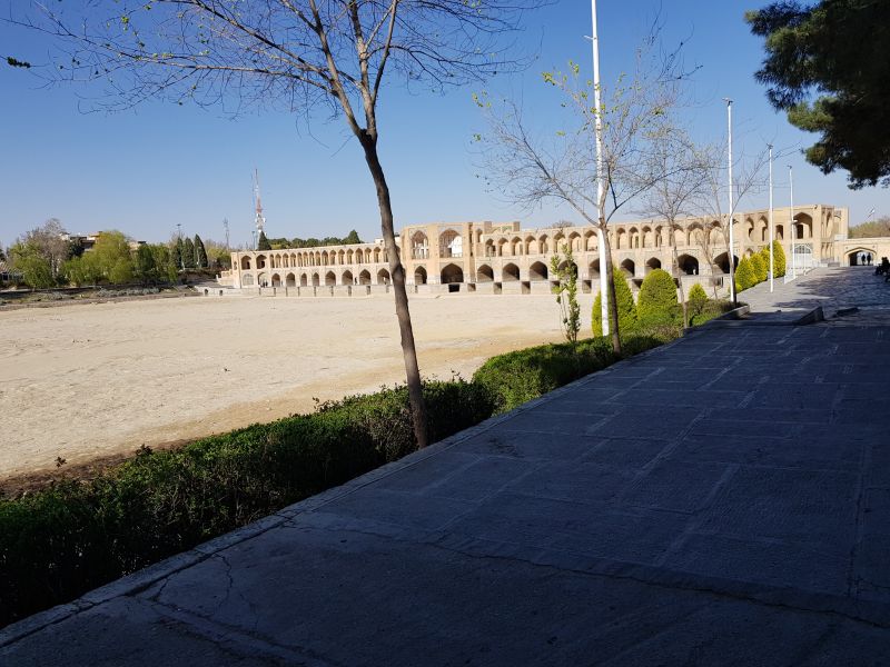 Si O Seh Bridge and the dry river bed 四世桥和干河床