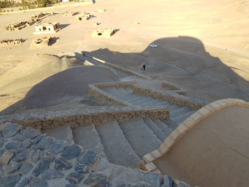 Stairs leading to the 'burial' altar 往山丘上葬尸坛的爬梯