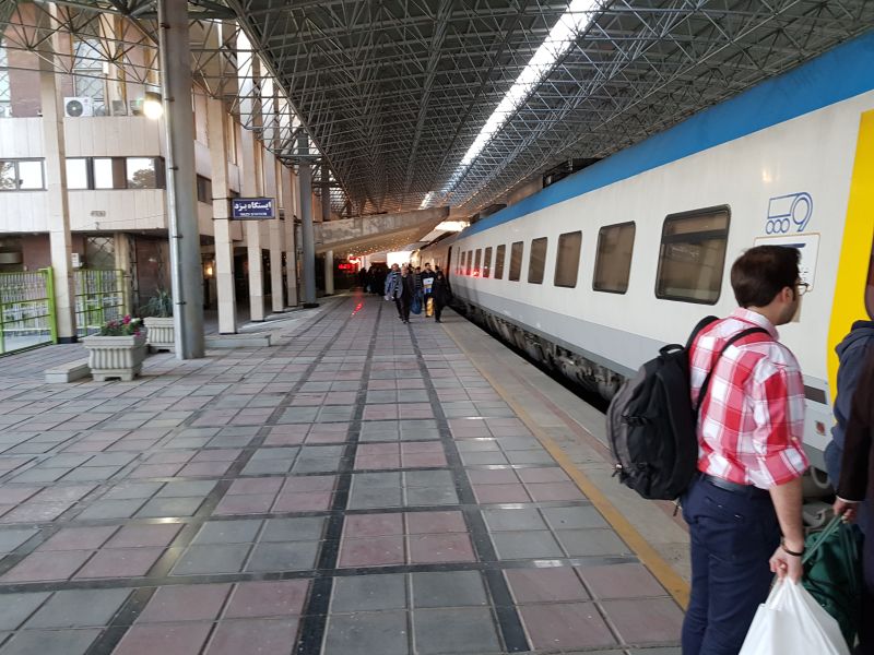 Train departing Yazd and Iran 离开亚兹德和伊朗火车