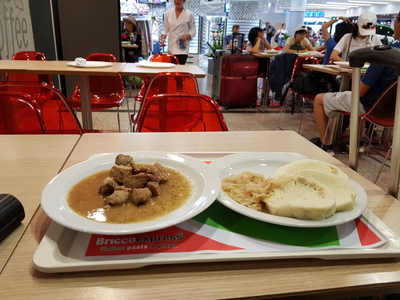 Lunch at the Prague airport 在布拉格机场午餐-那面包口感像我们的包子