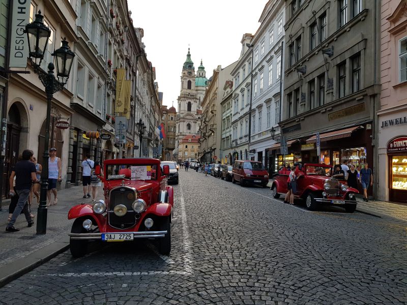 Streets of Prague lined with old buildings 布拉格林列两旁的古建