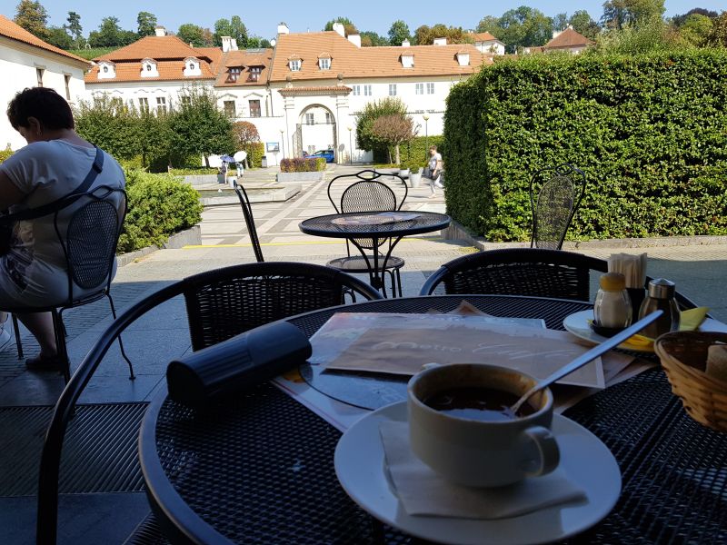 Breakfast before tour of the Prague Castle 游布拉格城堡前先填好早餐