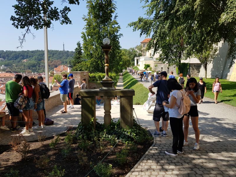 Visitors enjoying the sun and the castle 游客坡上漫游布拉格城