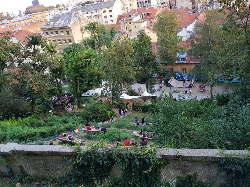 Benches on the hillslope at Tkalciceva overlooking happenings below 斜坡观Tkalciceva餐饮街 