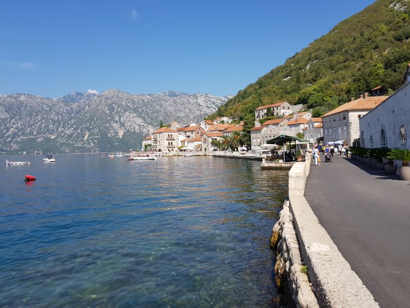 Perast sea front 佩拉斯特港湾