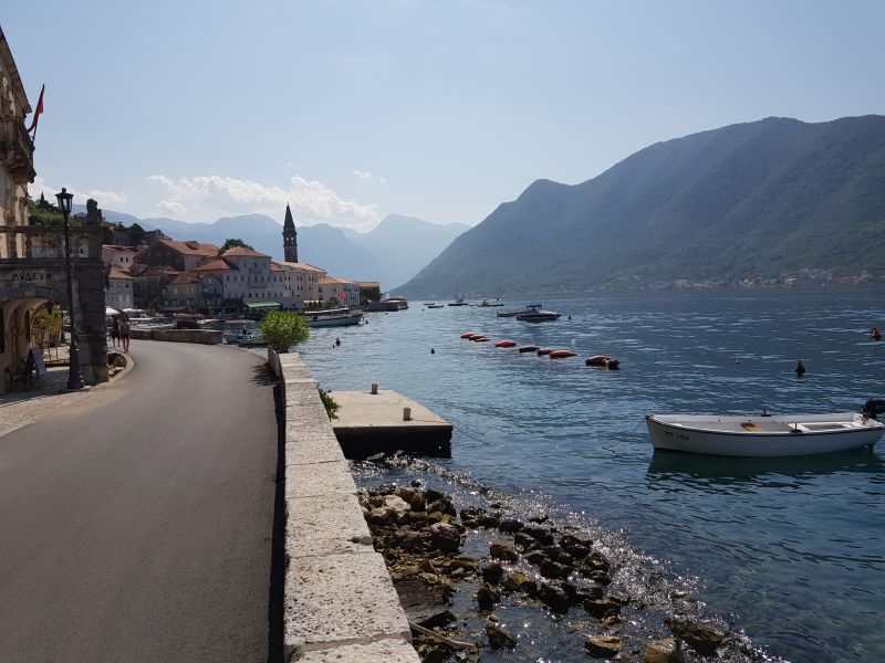 Perast sea front 佩拉斯特港湾