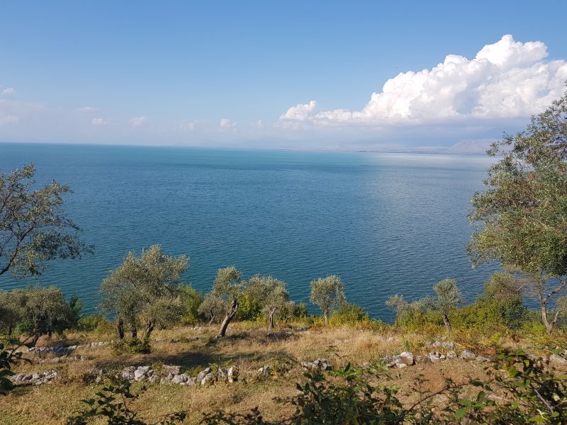 It is a big lake, not a pond   一望无际斯库台大湖