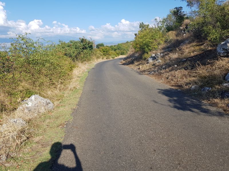 Just me and my bike, and our happy shadows 就只我和自行车在我的孤岛自赏湖景