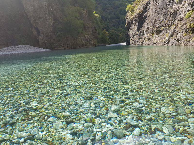 Gem pebble stone in sparkling water 水中闪耀卵石