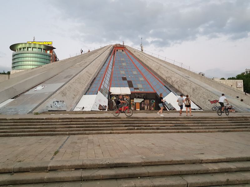 Pyramid of Tirana 外形奇特的地拉那“金字塔”