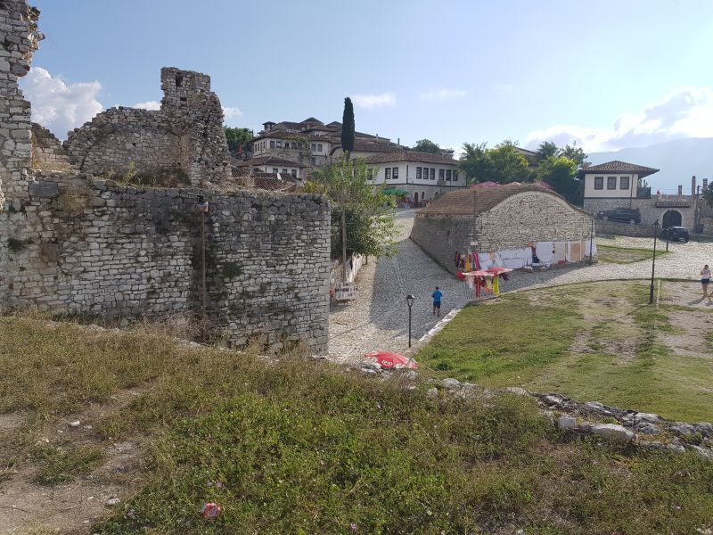 Residents still living in the Castle 还居住城墙内居民