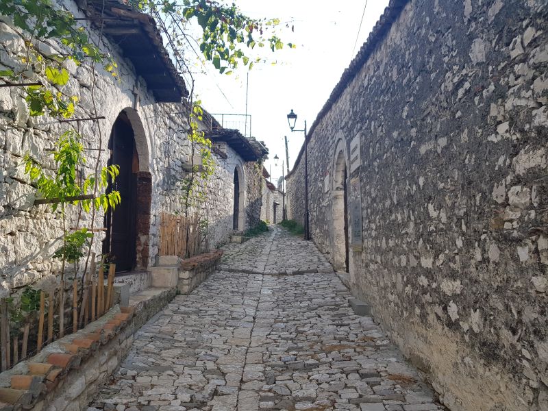 Old stone walls and houses in the old town 老城区老石墙和巷道