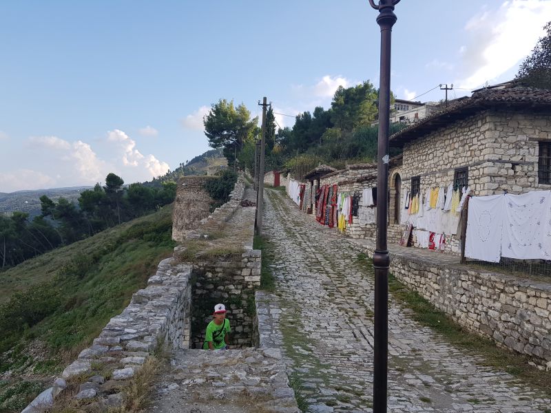 Residents still living within the perimeter of the castle 山坡上城墙外围还有人住居民房