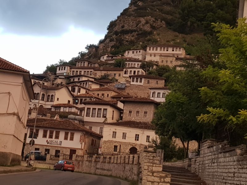 Old town houses with ample windows 城区多窗房子