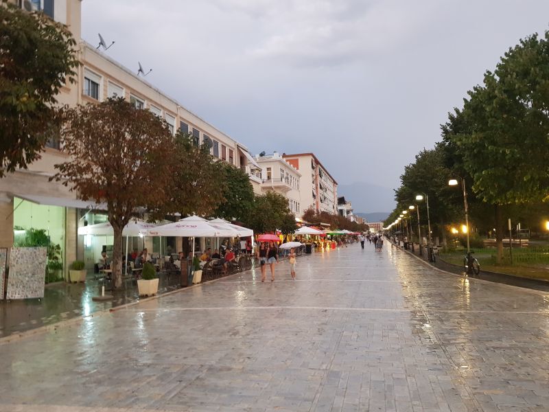 Pedestrian area Bulevard Republika 镇中心广场餐厅酒吧步行街