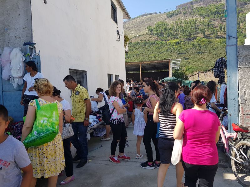 Morning open market in the village suburb 小区早上露天市场