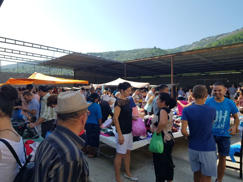 Merchandize stalls at open market 露天市场的摆摊