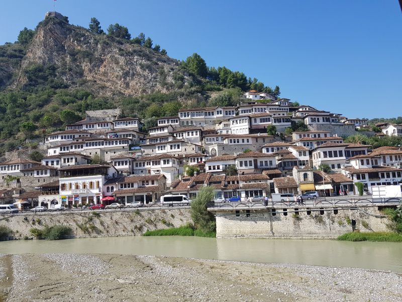 The old town by the Osum River 依河的培拉特老城区