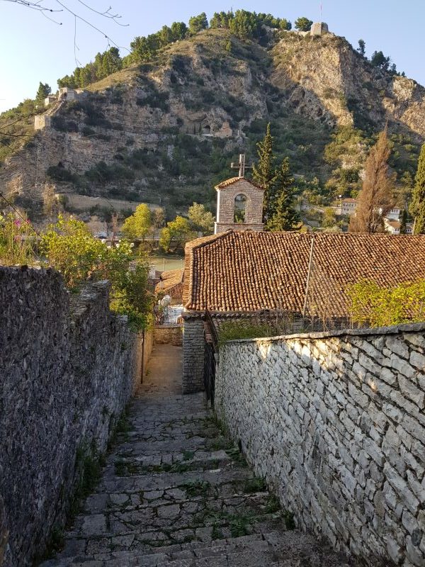 Old stoned walls and houses in the Gorica area in Berats 培拉特Gorica 老区的老石房和巷道