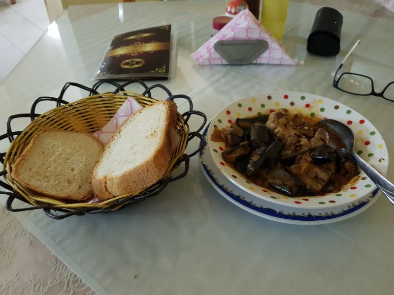 Stewed meat for lunch 炖肉配面包