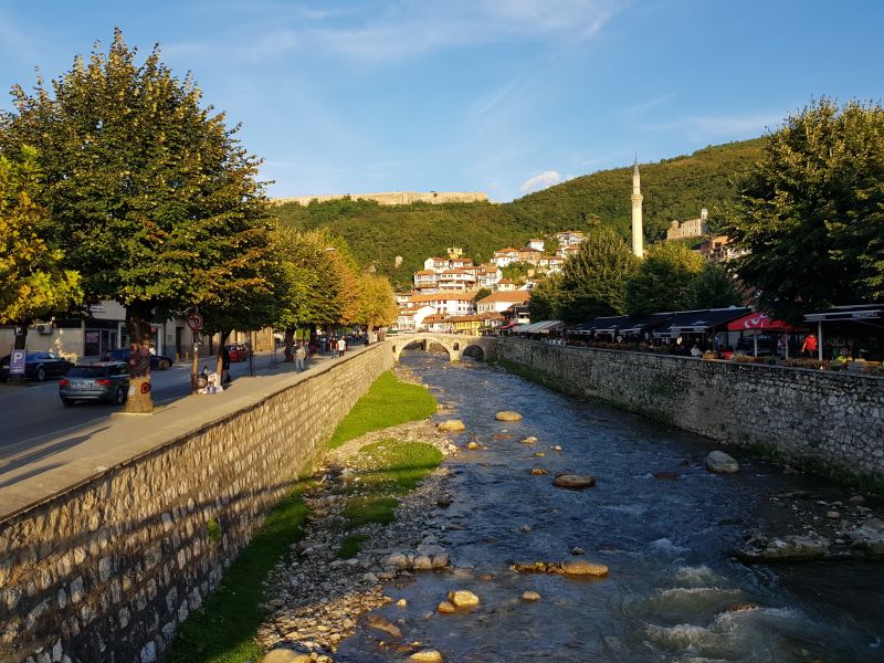 Old stone bridge over the Lumbardhi River in town center 镇中心小溪和古石桥