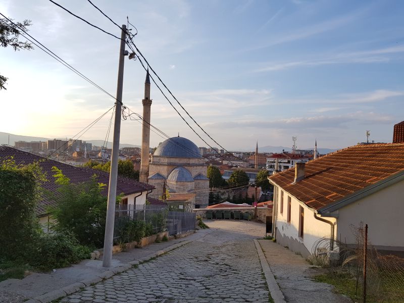 Climbing hill to the fortress, looking back at Sinan Pasha Mosque 爬山去堡垒， 回头看城镇